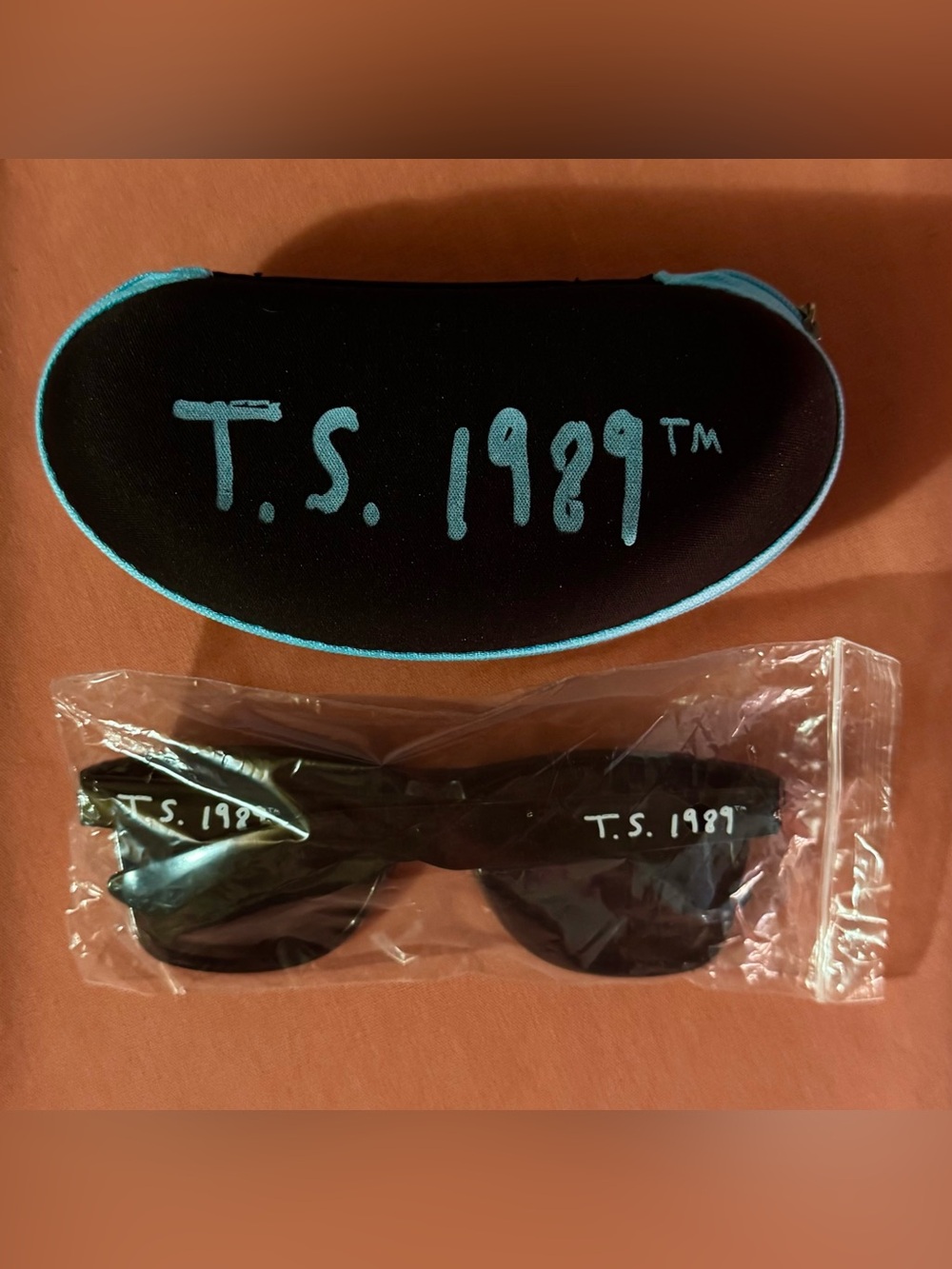 Taylor Swift 1989 World Tour VIP Sunglasses NIB And Case